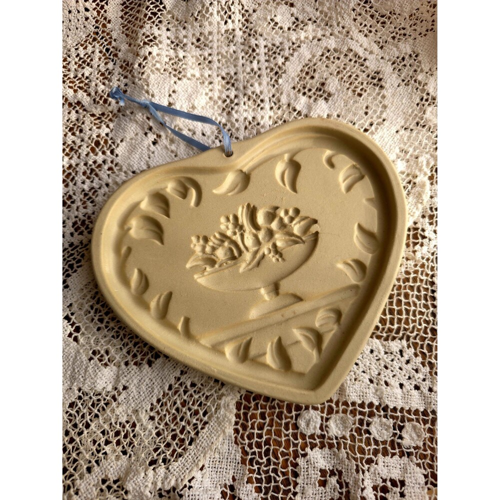 Vintage Stoneware Ceramic Pampered Chef Heart Cookie Mold Floral Basket 1999